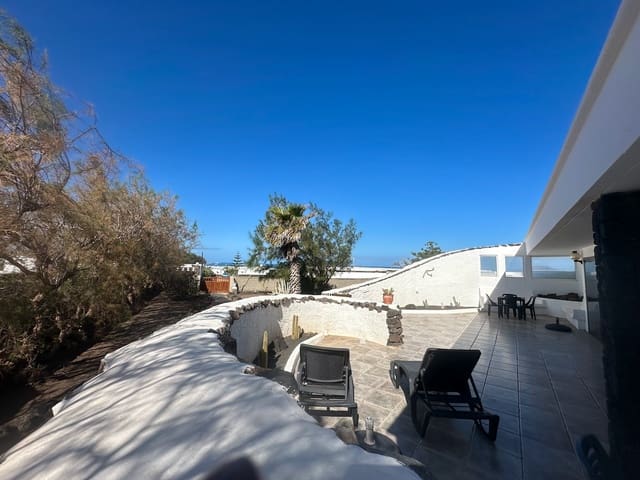 4 Zimmer Bungalow zu verkaufen in Caleta de Famara, Teguise mit Garage - 870.000 € (Ref: 9824084)