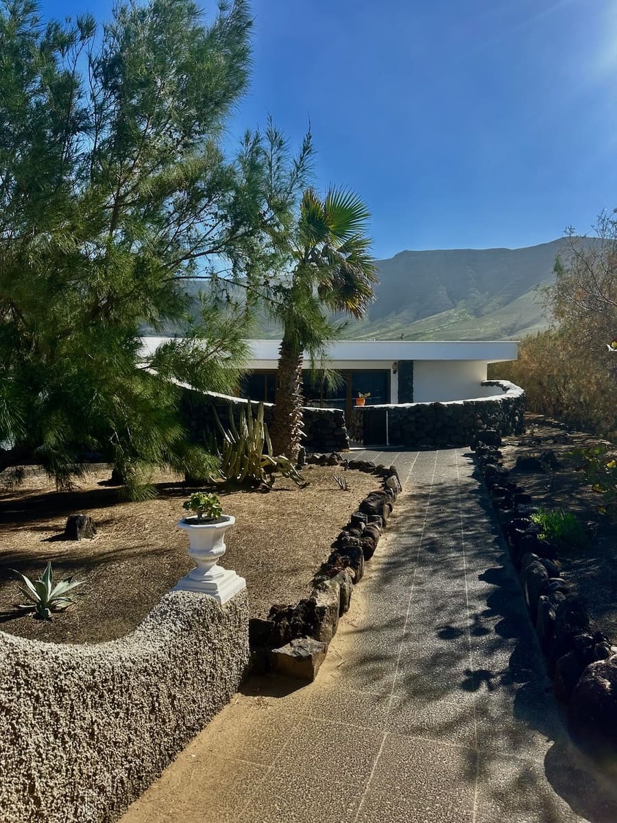 4 bedroom Bungalow for sale in Caleta de Famara with garage - € 870,000 (Ref: 9824084)