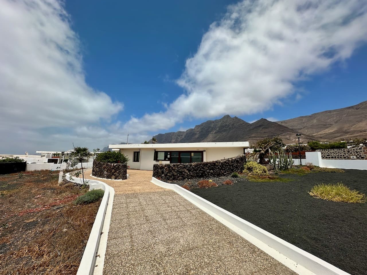 3 quarto Bungalow para venda em Caleta de Famara - 850 000 € (Ref: 9872564)