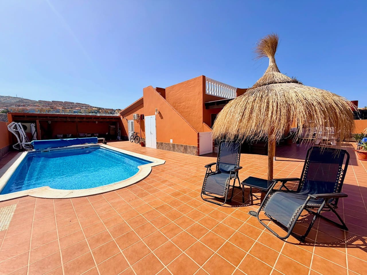 4 bedroom Villa for sale in Caleta de Fuste with pool garage - € 499,000 (Ref: 9897180)