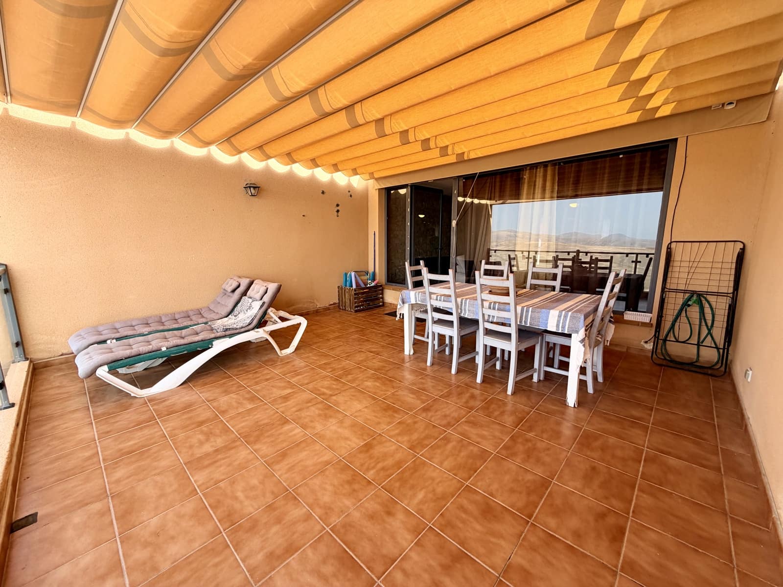 3 sypialnia Dom na sprzedaż w Caleta de Fuste z basenem garażem - 315 000 € (Ref: 9944910)