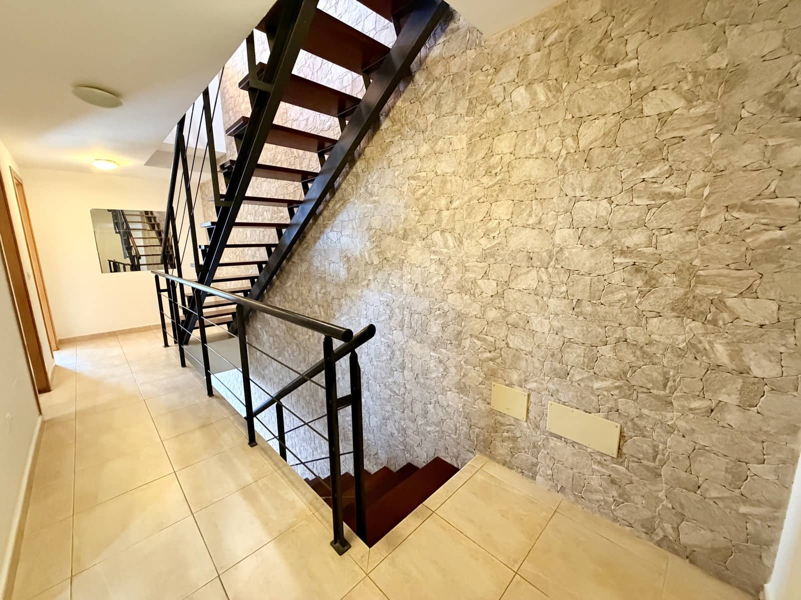 3 sypialnia Dom na sprzedaż w Caleta de Fuste z basenem garażem - 315 000 € (Ref: 9944910)