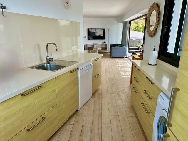 Bungalow de 4 habitaciones en Caleta de Famara, Teguise en venta - 1.050.000 € (Ref: 9946619)
