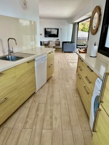 Bungalow de 4 habitaciones en Caleta de Famara, Teguise en venta - 1.050.000 € (Ref: 9946619)