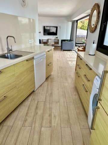 Bungalow de 4 habitaciones en Caleta de Famara, Teguise en venta - 1.050.000 € (Ref: 9946619)