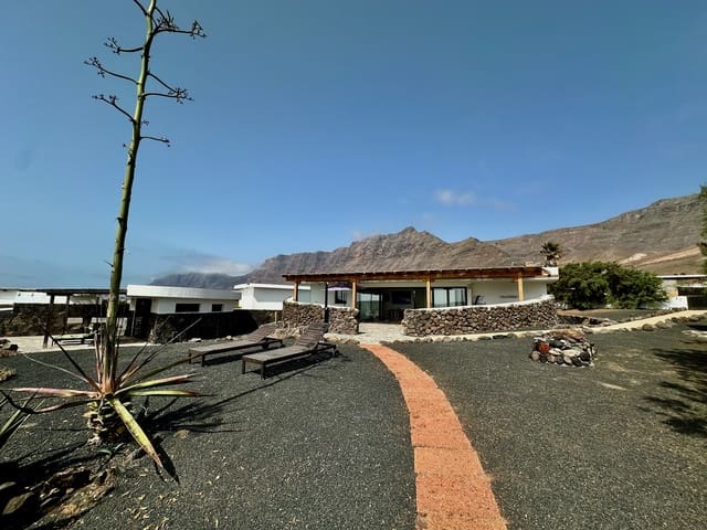 Bungalow de 4 habitaciones en Caleta de Famara, Teguise en venta - 1.050.000 € (Ref: 9946619)