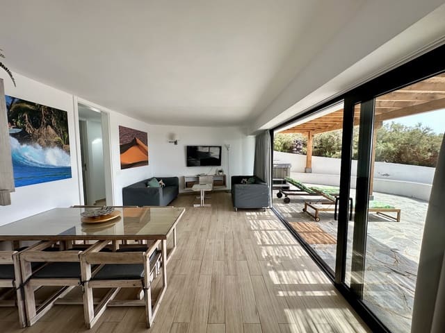Bungalow de 4 habitaciones en Caleta de Famara, Teguise en venta - 1.050.000 € (Ref: 9946619)