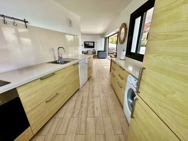 Bungalow de 4 habitaciones en Caleta de Famara, Teguise en venta - 1.050.000 € (Ref: 9946619)