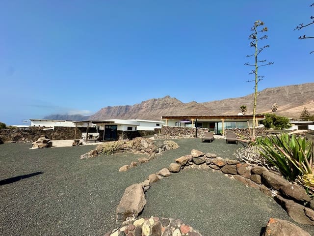 Bungalow de 4 habitaciones en Caleta de Famara, Teguise en venta - 1.050.000 € (Ref: 9946619)