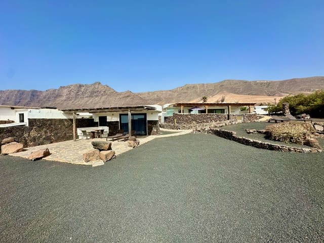 Bungalow de 4 habitaciones en Caleta de Famara, Teguise en venta - 1.050.000 € (Ref: 9946619)