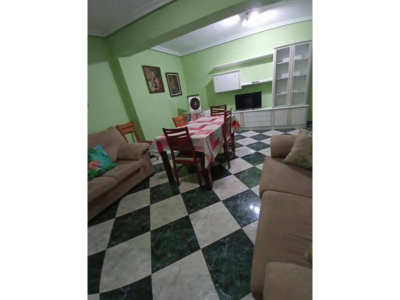 3 makuuhuone Asunto myytävänä paikassa Baza mukana 
autotalli - 65 000 € (Ref: 9552848)