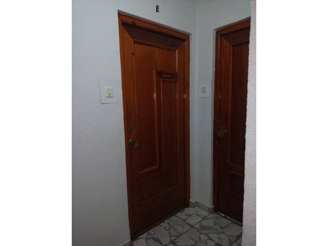 3 makuuhuone Asunto myytävänä paikassa Baza mukana 
autotalli - 65 000 € (Ref: 9552848)