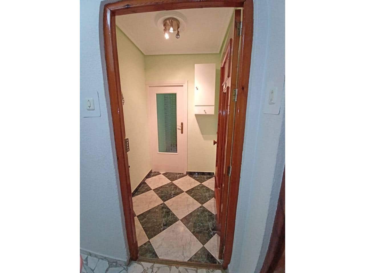 3 makuuhuone Asunto myytävänä paikassa Baza mukana 
autotalli - 65 000 € (Ref: 9552848)