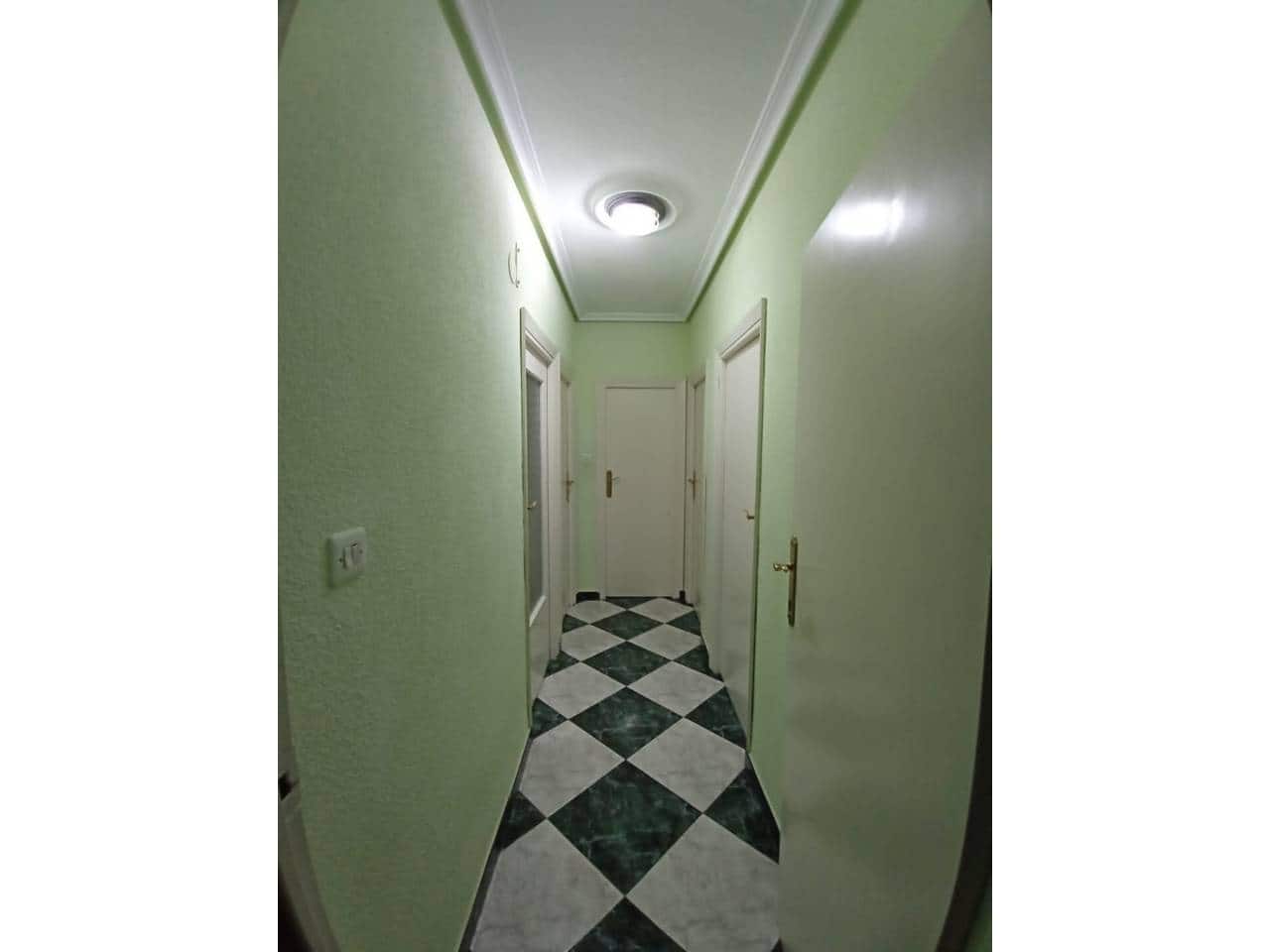 3 makuuhuone Asunto myytävänä paikassa Baza mukana 
autotalli - 65 000 € (Ref: 9552848)