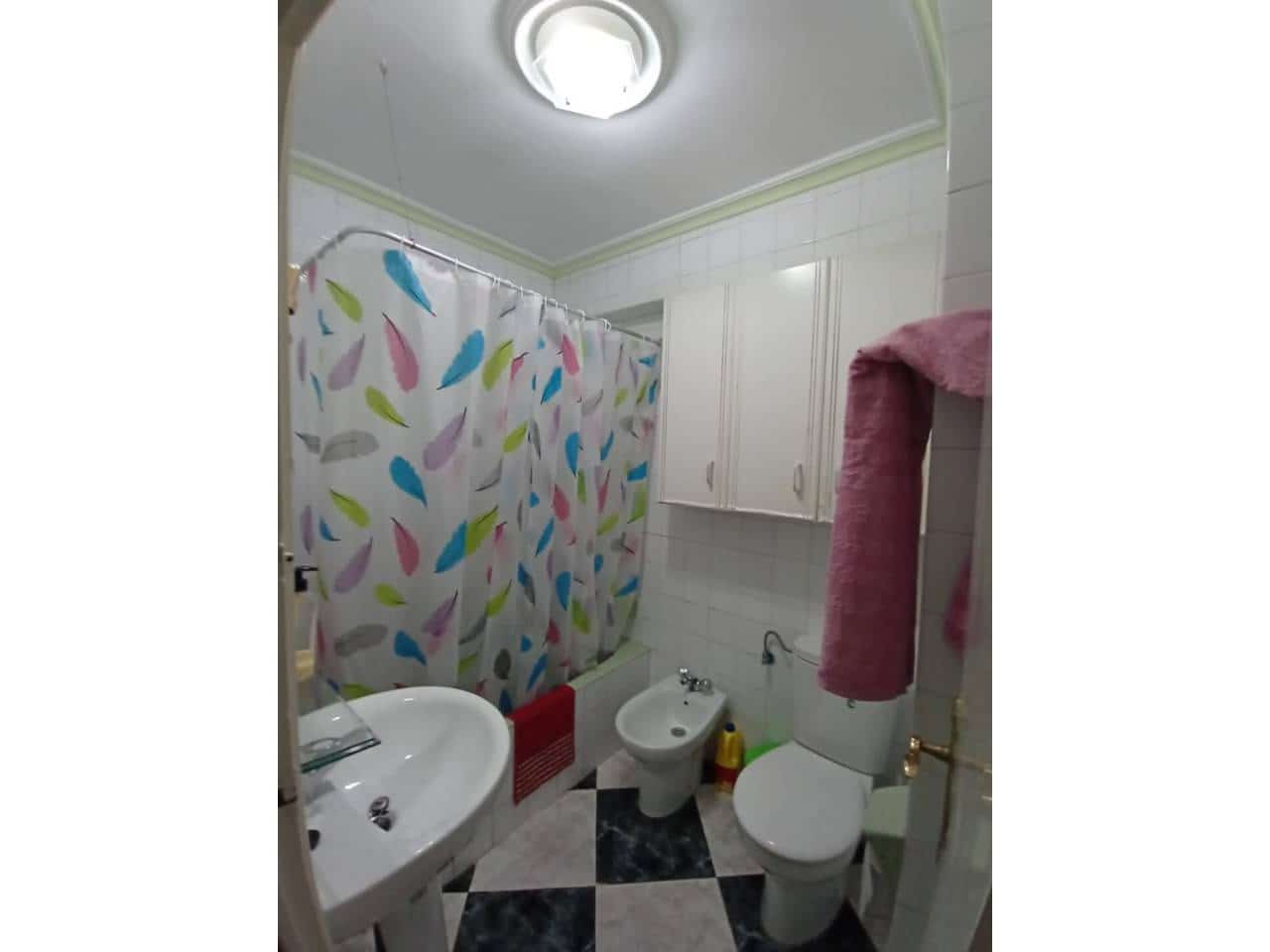 3 makuuhuone Asunto myytävänä paikassa Baza mukana 
autotalli - 65 000 € (Ref: 9552848)