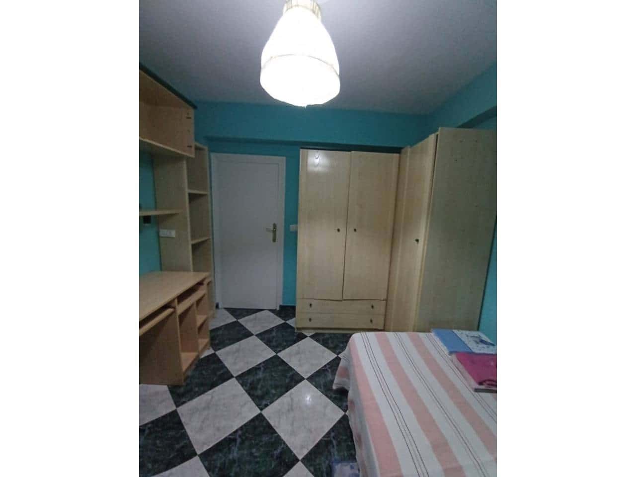 3 makuuhuone Asunto myytävänä paikassa Baza mukana 
autotalli - 65 000 € (Ref: 9552848)