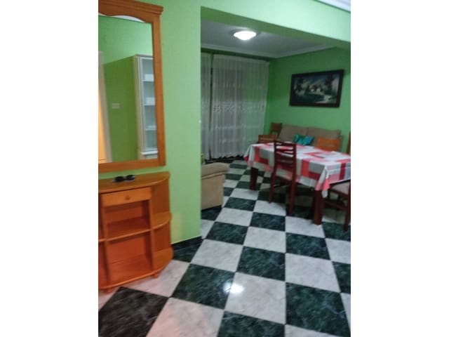 3 makuuhuone Asunto myytävänä paikassa Baza mukana 
autotalli - 65 000 € (Ref: 9552848)