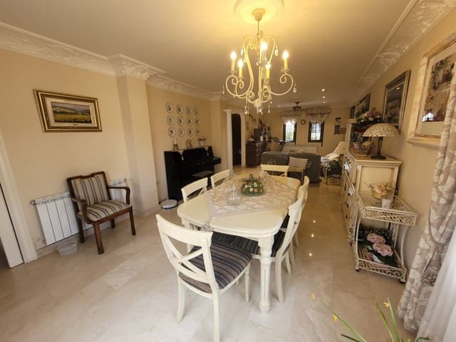 6 soveværelse Villa til salg i Baza med swimmingpool garage - € 400.000 (Ref: 9552849)