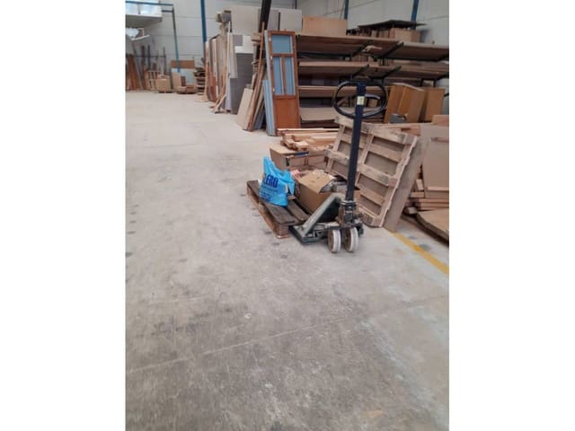 Local Commercial à vendre à Baza - 300 000 € (Ref: 9552854)