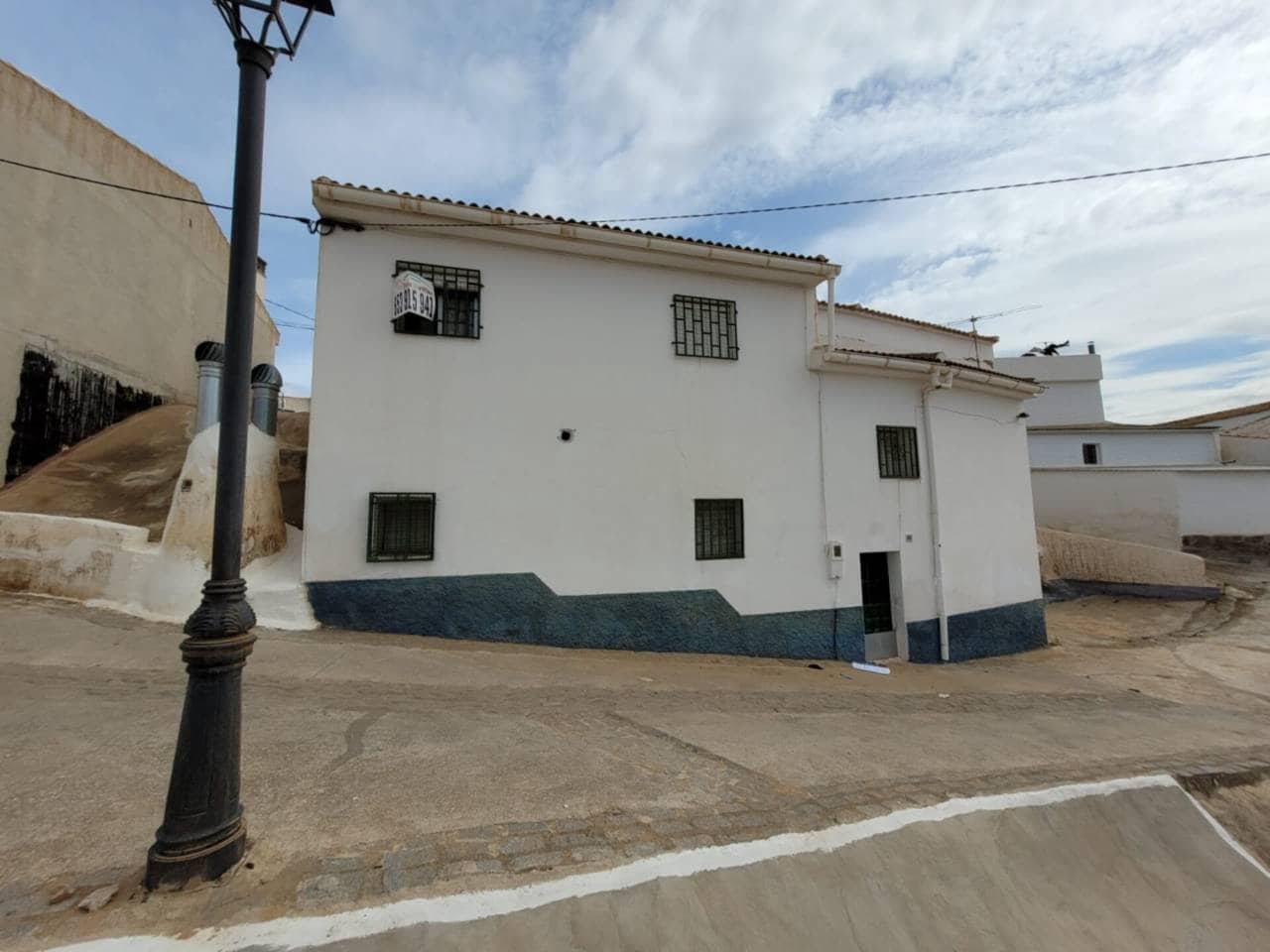 8 soveværelse Hulehus til salg i Freila - € 50.000 (Ref: 9552855)