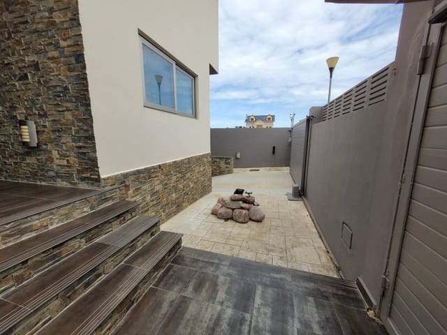 5 soveværelse Villa til salg i Baza med swimmingpool garage - € 599.000 (Ref: 9552865)