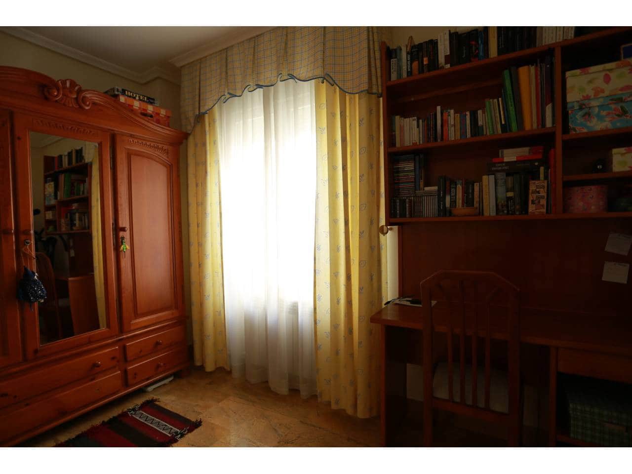 Piso de 5 habitaciones en Baza en venta con garaje - 184.000 € (Ref: 9552870)