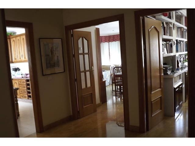 5 Zimmer Wohnung zu verkaufen in Baza mit Garage - 184.000 € (Ref: 9552870)