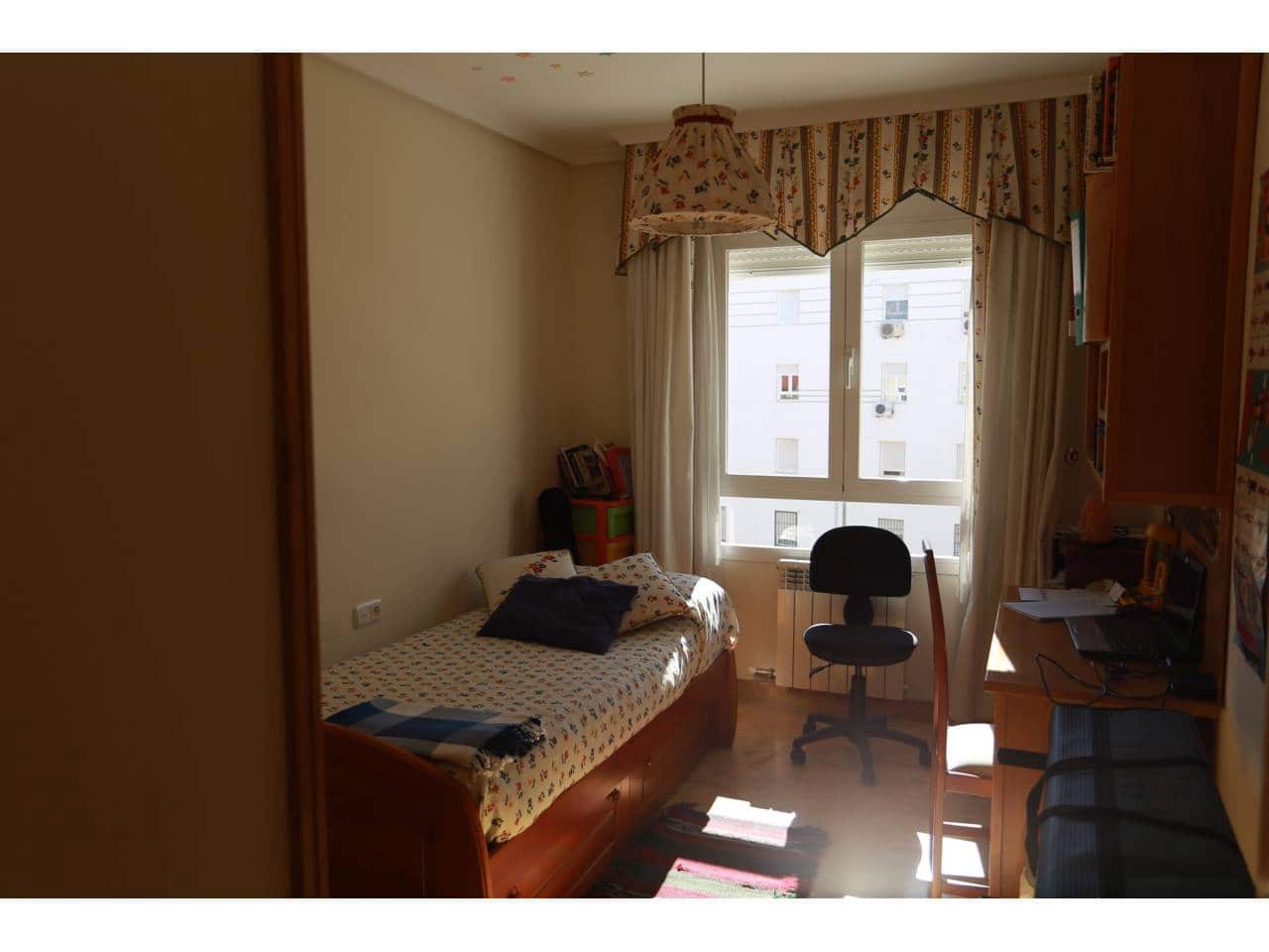 Piso de 5 habitaciones en Baza en venta con garaje - 184.000 € (Ref: 9552870)