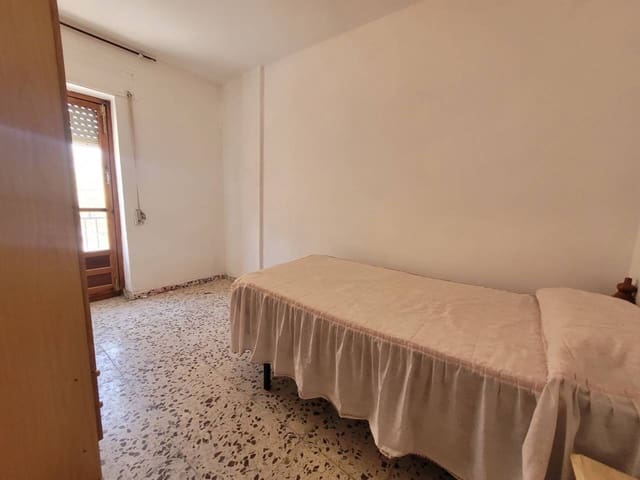 4 bedroom Flat for sale in Baza - € 75,000 (Ref: 9552876)