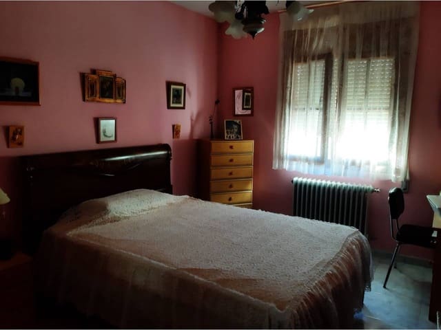 5 Zimmer Apartment zu verkaufen in Baza mit Garage - 129.000 € (Ref: 9552893)