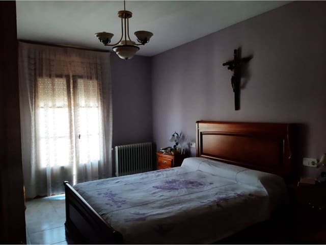 5 Zimmer Apartment zu verkaufen in Baza mit Garage - 129.000 € (Ref: 9552893)