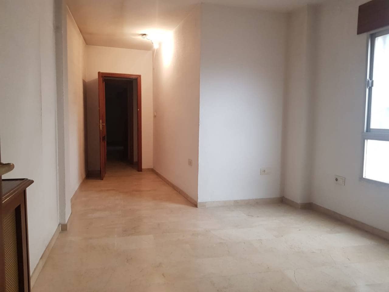 7 soverom Leilighet til salgs i Baza med garasje - € 189 000 (Ref: 9552903)