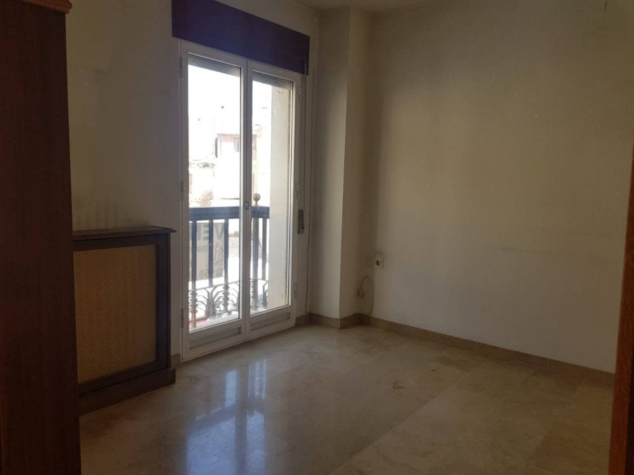 7 soverom Leilighet til salgs i Baza med garasje - € 189 000 (Ref: 9552903)