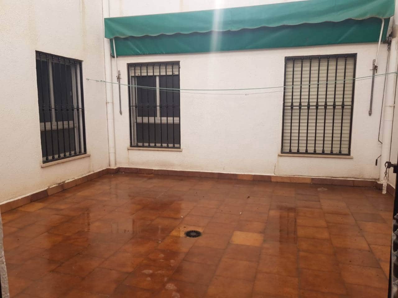 7 soverom Leilighet til salgs i Baza med garasje - € 189 000 (Ref: 9552903)