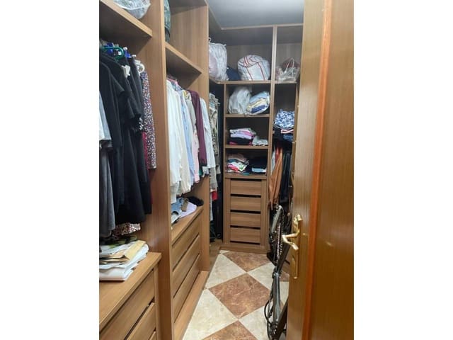 3 soverom Leilighet til salgs i Baza med garasje - € 160 000 (Ref: 9552907)