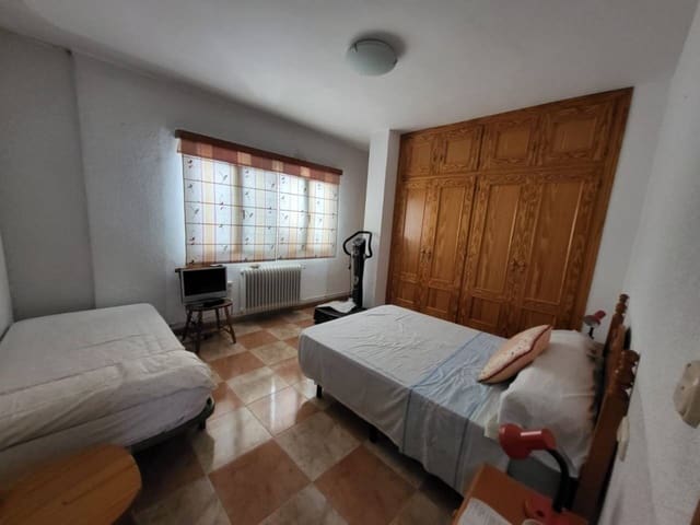 Casa de 4 habitaciones en Baza en venta con garaje - 150.000 € (Ref: 9552910)