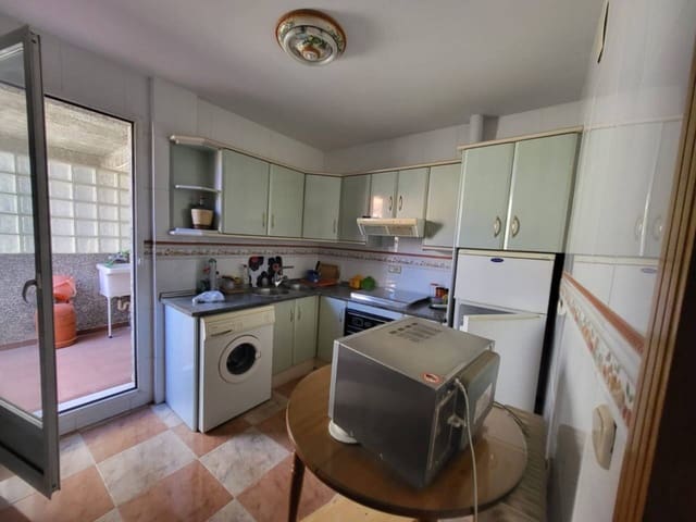 Casa de 4 habitaciones en Baza en venta con garaje - 150.000 € (Ref: 9552910)