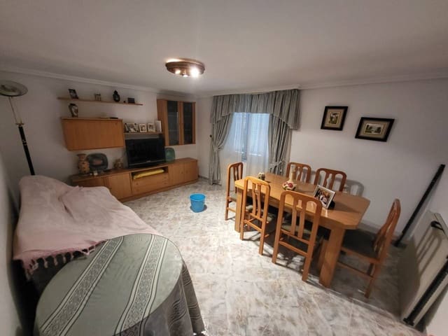 Casa de 3 habitaciones en Baza en venta - 50.000 € (Ref: 9552914)