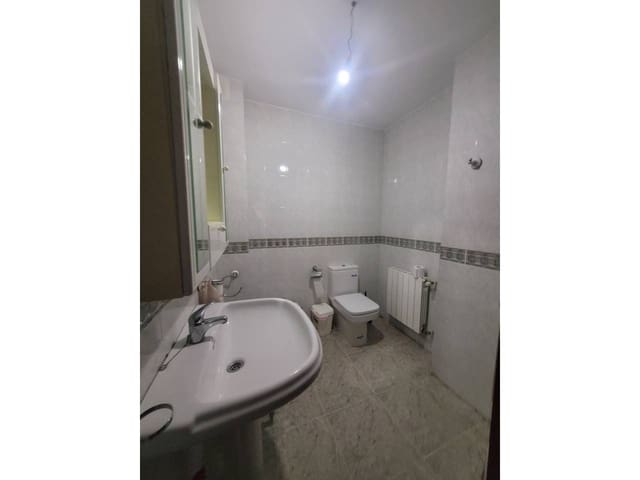 4 soverom Leilighet til salgs i Baza med garasje - € 105 000 (Ref: 9552920)