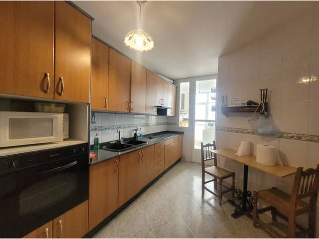 4 soverom Leilighet til salgs i Baza med garasje - € 105 000 (Ref: 9552920)