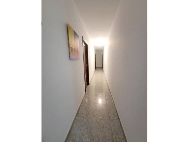 4 soverom Leilighet til salgs i Baza med garasje - € 105 000 (Ref: 9552920)