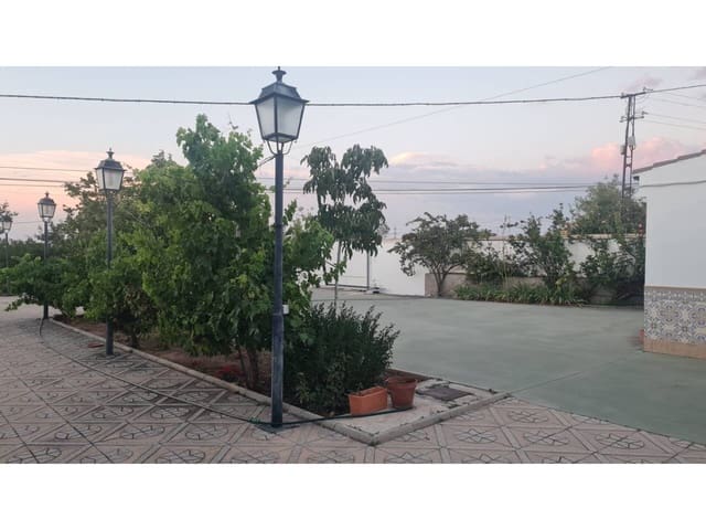 4 soveværelse Villa til salg i Baza med swimmingpool garage - € 260.000 (Ref: 9552930)