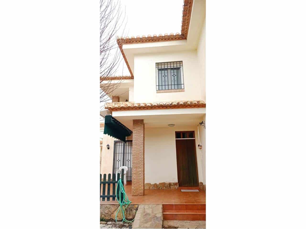 4 soveværelse Villa til salg i Baza med swimmingpool garage - € 208.000 (Ref: 9552931)