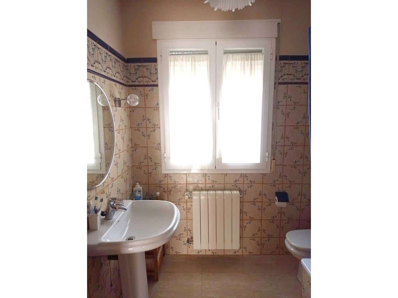 4 soveværelse Villa til salg i Baza med swimmingpool garage - € 208.000 (Ref: 9552931)