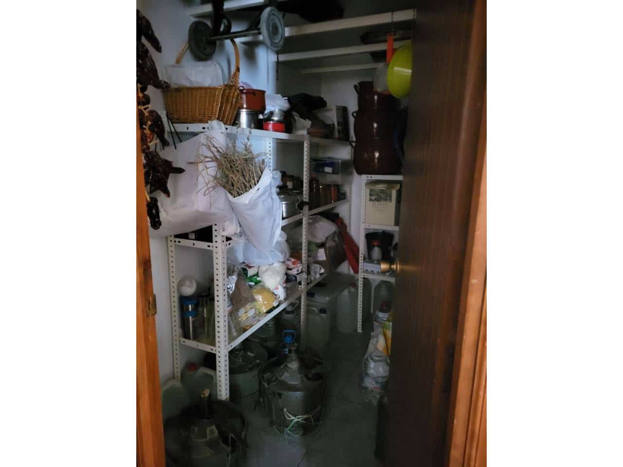 6 makuuhuone Huvila myytävänä paikassa Baza mukana uima-altaan 
autotalli - 300 000 € (Ref: 9552935)