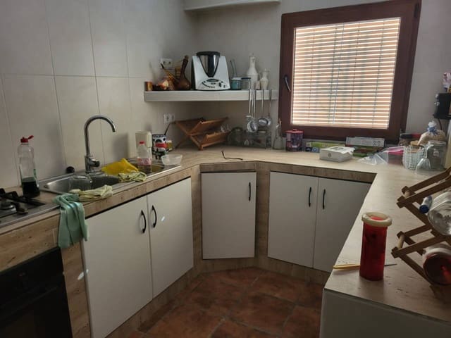 6 soveværelse Villa til salg i Baza med swimmingpool garage - € 300.000 (Ref: 9552935)