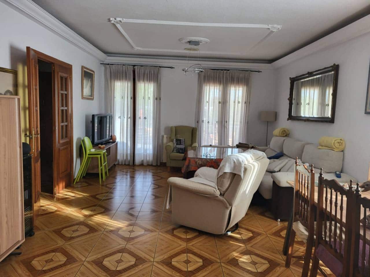 6 makuuhuone Huvila myytävänä paikassa Baza mukana uima-altaan 
autotalli - 300 000 € (Ref: 9552935)