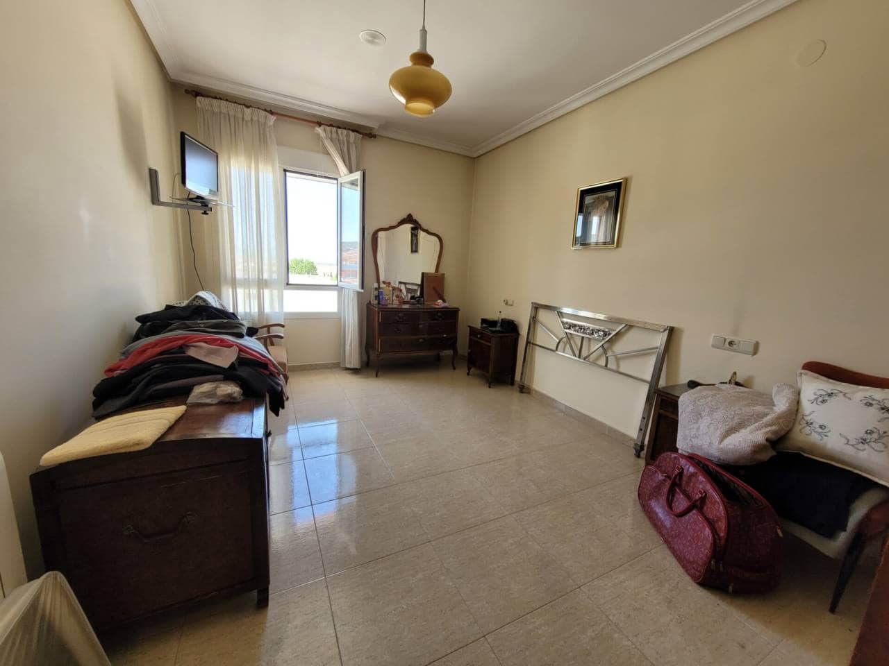 6 makuuhuone Huvila myytävänä paikassa Baza mukana uima-altaan 
autotalli - 300 000 € (Ref: 9552935)