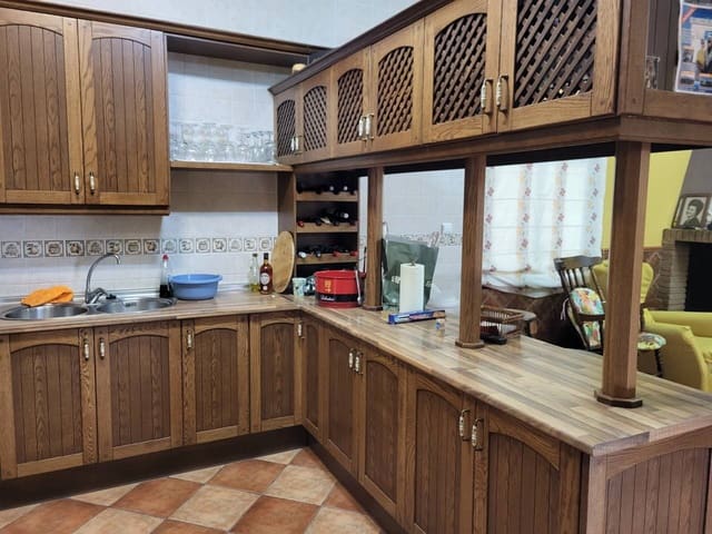 2 soveværelse Villa til salg i Baza med garage - € 150.000 (Ref: 9552937)