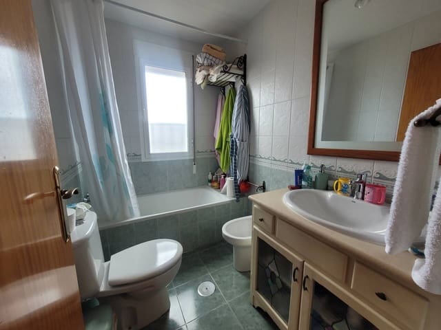 4 soverom Leilighet til salgs i Baza med garasje - € 135 000 (Ref: 9564180)